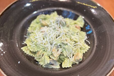 Фарфалле с курицей и грибами