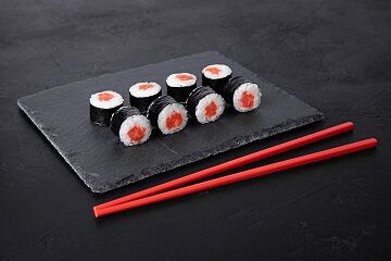 Ролл с подкопчённым лососем