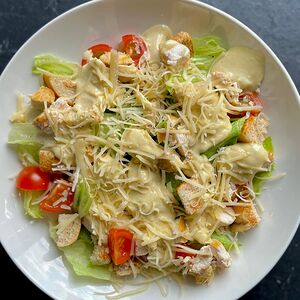 Салат Цезарь с курицей