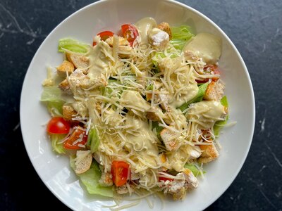 Салат Цезарь с курицей