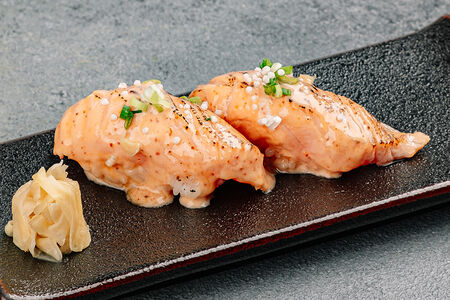 Суши ментайко абури лосось