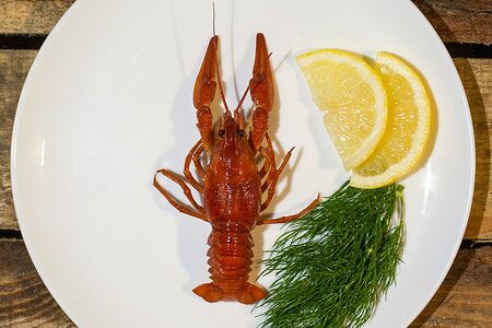 Средние вареные раки с чесноком и помидорами