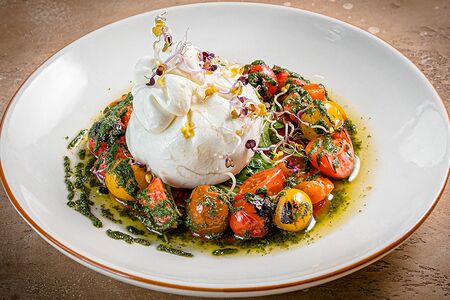 Буррата с томлеными томатами