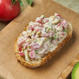 Брускетта со страчателлой и авокадо