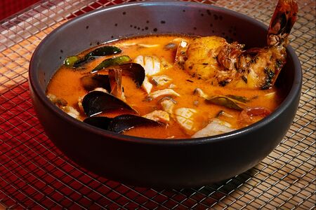 Том ям с морепродуктами