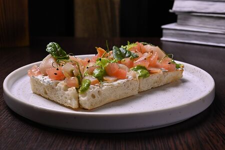 Брускетта с куриным карпаччо