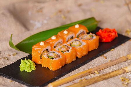 Фреш-ролл с хрустящей креветкой и лососем