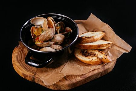 Вонголе в манговом соусе