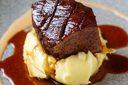 Томленый говяжий бок с картофельным пюре и трюфельным соусом