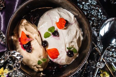 Взбитый творог с кремом Дипломат и соусом из черной смородины