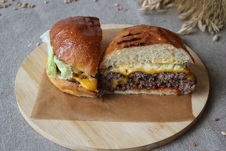 Двойной гамбургер с беконом