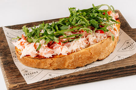 Брускетта с камчатским крабом