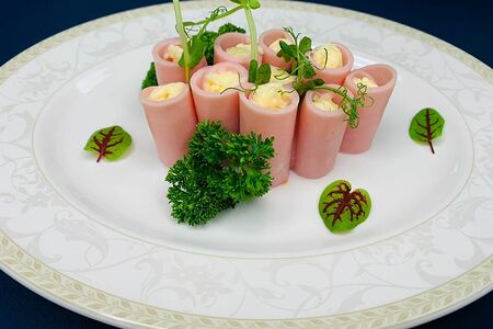 Рулетики из ветчины с сыром