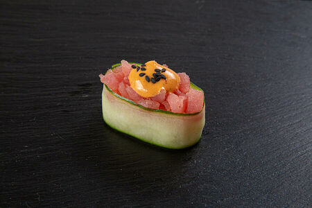 Тунец спайс в огурце