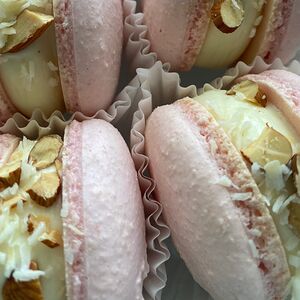 Макаронс кокос-миндаль . 