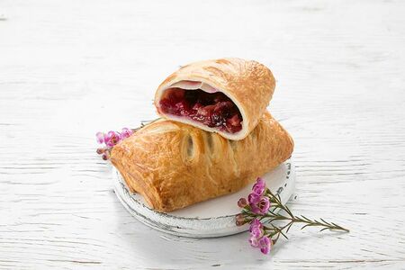 Слойка с яблоком и черной смородиной