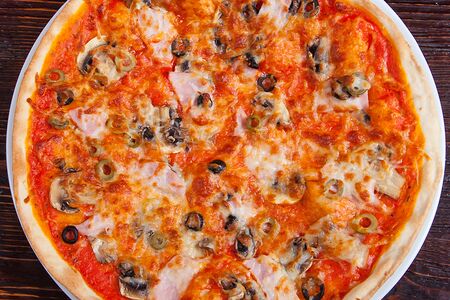 Пицца с ветчиной и шампиньонами