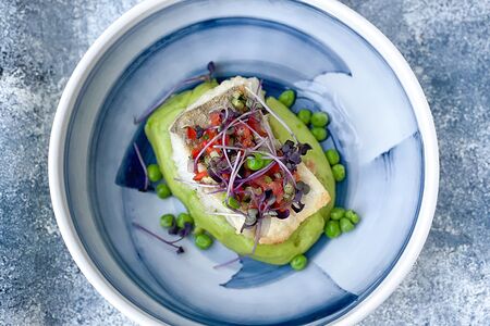 Запеченное филе судака с пюре из зеленого горошка, картофеля и овощной сальсой