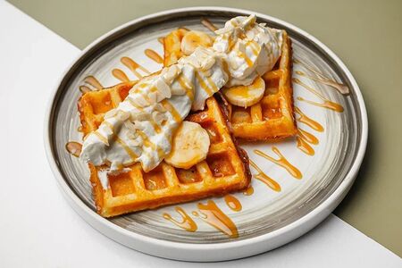 Вафля с бананом и сливочным кремом