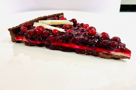 Брусничный тарт с белым шоколадом