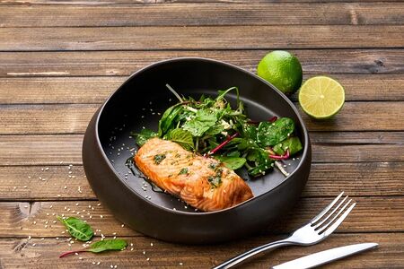 Стейк из лосося с зеленым салатом