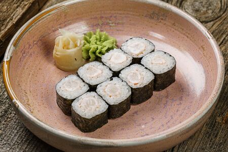 Классический ролл с креветкой