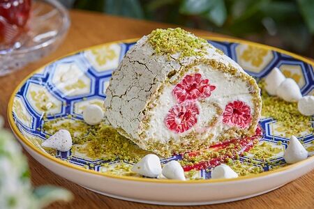 Фисташковый рулет с малиной