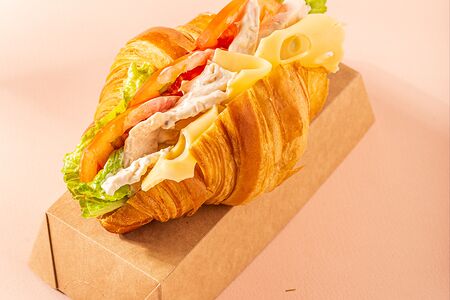 Круассан с куриной грудкой, соусом цезарь и сыром маасдам