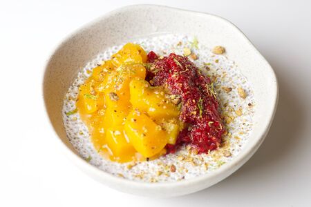 Кокосовый пудинг с ягодами и манго