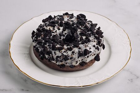 Донат с шоколадной крошкой