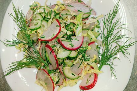 Салат из огурца с редисом