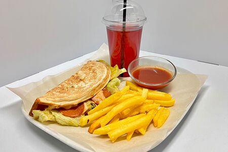 Сборный обед с пьегата-пиццей, гарниром и напитком