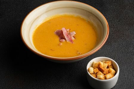 Гороховый суп-пюре с копченостями