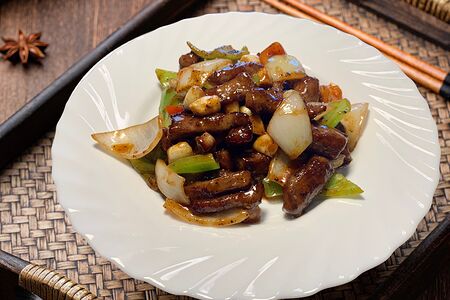 B8 Говядина в соусе из чёрного перца