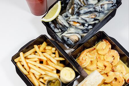 Мидии в сливочно-чесночном соусе, креветки в сырном соусе, картофель фри, 3 багета и Черноголовка Кола