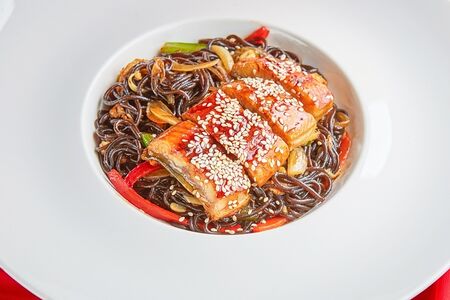 Черная лапша с угрем