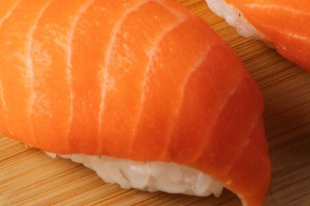 Суши с лососем