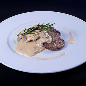 Медальоны из телятины со сливочным соусом