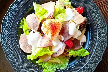 Салат с языком и овощами гриль