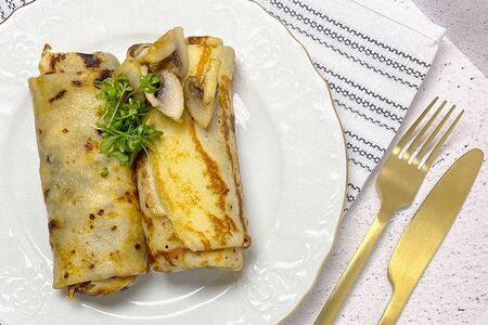 Домашние блины с курицей и грибами