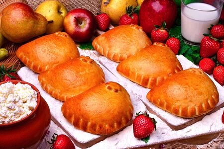 Пирожок с клубникой большой