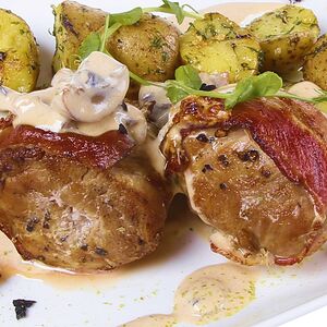 Свиная вырезка с беконом