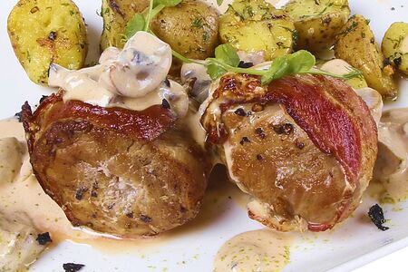 Свиная вырезка с беконом