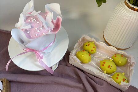 Комбо №2 Морковный кулич с лимонным кремом внутри и кейк-попсы Цыпы