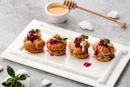 Профитроли с паштетом из куриной печени