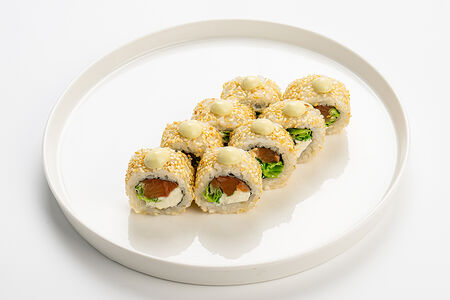 Ролл с лососем и шисо соусом