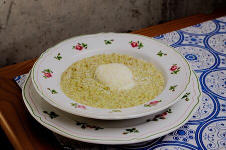 Зеленая гречка в сливочном соусе песто с яйцом пашот и пармезаном