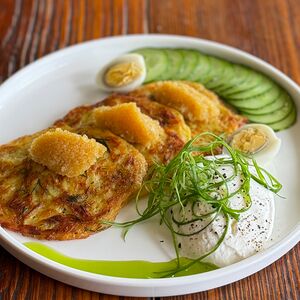 Драники из картофеля с икрой трески и сметанным соусом