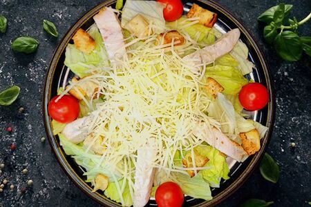 Салат Цезарь с курицей