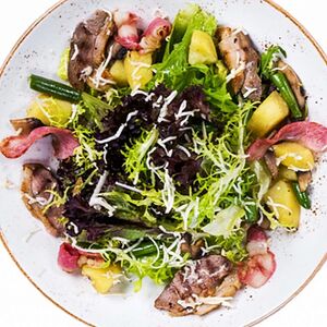 Теплый салат с утиной грудкой